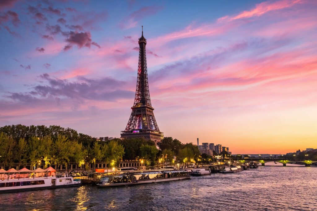 A view of the eiffel tower from across the river.